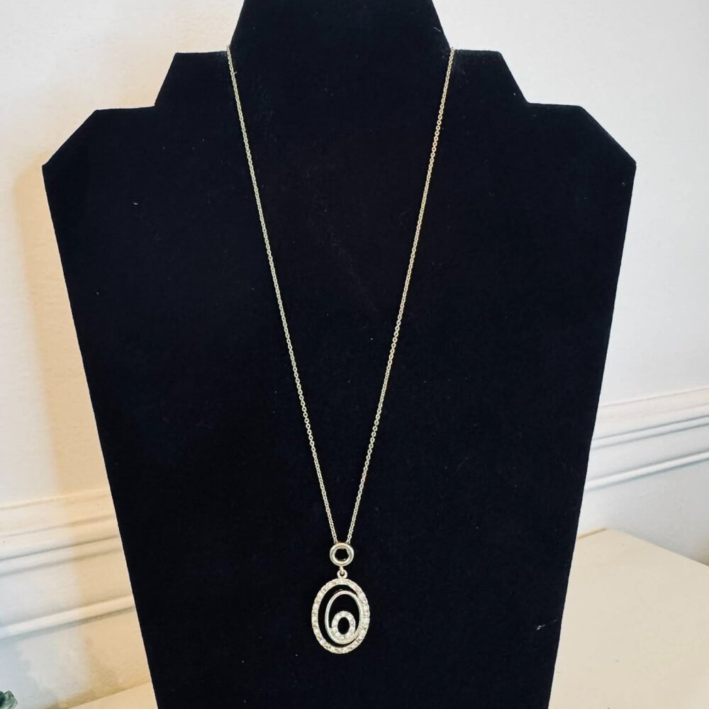 N119 -  Gold Tone Circle Pendant Necklace – 18" Adjustable